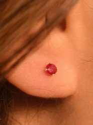 OR ÉCLAT Złote kolczyki-wkrętki "Little red" z rubinami rozmiar: onesize. Czerwone kolczyki damskie Or Éclat, z rubinem, złote. Za 326.99 zł.