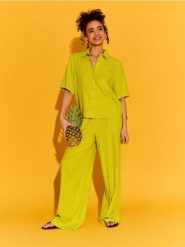 Spodnie wide leg z domieszką lnu - zielony. Zielone spodnie materiałowe damskie Sinsay, bez wzorów. Za 39.99 zł.