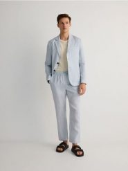 Spodnie jogger z lnem - jasnoniebieski. Niebieskie spodnie materiałowe męskie Reserved, bez wzorów, z tkaniny. W wyprzedaży za 139.99 zł.