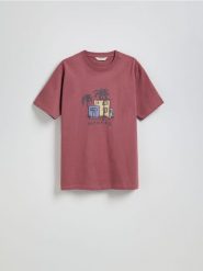 T-shirt comfort z nadrukiem - bordowy. Czerwone t-shirty męskie Reserved, l, bez wzorów, z bawełny, bez kołnierzyka. W wyprzedaży za 55.99 zł.
