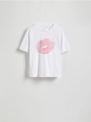 T-shirt z nadrukiem - biały. Białe t-shirty damskie Reserved, l, bez wzorów, z bawełny, bez kołnierzyka. W wyprzedaży za 39.99 zł.