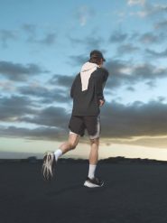 4F Bluza do biegania regular z kapturem męska - czarna L. Czarne bluzy z kapturem męskie 4f, l, z materiału. Za 249.99 zł.