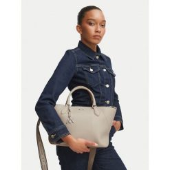 Torebka Armani Exchange. Brązowe torebki klasyczne damskie Armani Exchange, bez wzorów, bez dodatków. Za 729.99 zł.
