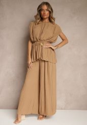 Jasnobrązowy Komplet Spodnie o Szerokim Kroju i Bluzka z Usztywnioną Linią Ramion Nilamira. Brązowe spodnie materiałowe damskie Renee, bez wzorów, eleganckie. Za 129.99 zł.