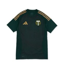 Koszulka domowa Portland Timbers 2025/26. Zielone t-shirty sportowe męskie Adidas, bez ramiączek, do piłki nożnej. W wyprzedaży za 324.50 zł.