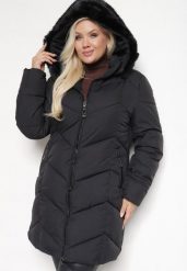Czarna Kurtka Pikowana z Ozdobnymi Przeszyciami Ozdobiona Futerkiem Sarittia. Czarne kurtki damskie Born2be, na zimę, l, bez wzorów, bez kaptura. Za 249.99 zł.