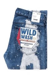 SPODNIE MĘSKIE WRANGLER SPENCER WILD WASH W16A0596E. Niebieskie spodnie materiałowe męskie Wrangler, bez wzorów, z jeansu. W wyprzedaży za 119.99 zł.