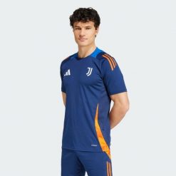 Koszulka Juventus Tiro 24 Competition Training. Niebieskie t-shirty sportowe męskie Adidas, z materiału, bez ramiączek, do piłki nożnej. W wyprzedaży za 210.50 zł.