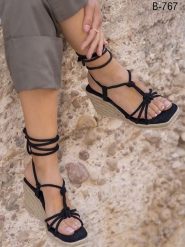 Bellucci Sandały w kolorze czarnym na koturnie rozmiar: 41. Czarne sandały damskie Bellucci, bez wzorów, bez obcasa, na koturnie. Za 73.99 zł.