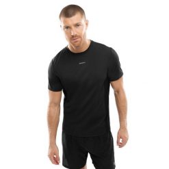 Męska koszulka do biegania z krótkim rękawem Fitness Siroko Gate Black. Czarne t-shirty sportowe męskie SIROKO, m, z materiału, bez ramiączek, do biegania. Za 128.00 zł.