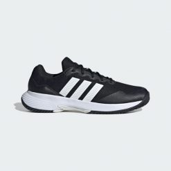 BUTY GAMECOURT 2 TENNIS. Białe buty sportowe na co dzień damskie Adidas, bez wzorów, z gumy, tenisowe. Za 299.00 zł.