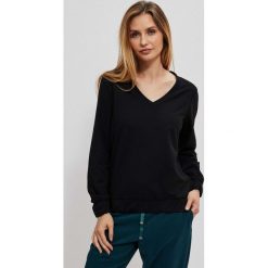 Bluza z długimi rękawami i dekoltem V czarna. Czarne bluzy bez kaptura damskie MOODO, xs, z bawełny. W wyprzedaży za 17.99 zł.