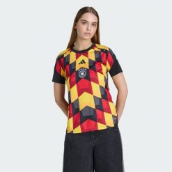 Koszulka domowa przedmeczowa Niemcy 26. Czarne t-shirty damskie Adidas, l, bez wzorów, z materiału, bez kołnierzyka. Za 299.00 zł.