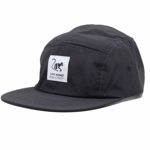 Regulowana czapka z daszkiem typu strapback – wodoodporna (czarna). Czarne czapki męskie SURF MONKEY, bez wzorów. Za 179.95 zł.
