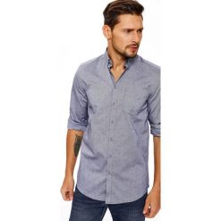 KOSZULA MĘSKA TALIOWANA Z TKANINY OXFORD Z KOŁNIERZEM TYPU BUTTON DOWN. Szare koszule męskie TOP SECRET, na lato, m, bez wzorów, z bawełny, bez kołnierzyka, bez ramiączek. W wyprzedaży za 39.99 zł.
