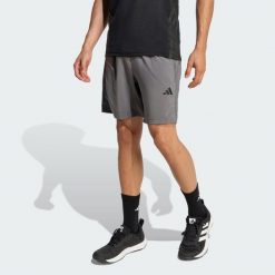 SZORTY WORKOUT ESSENTIALS BASE WOVEN. Szare szorty sportowe męskie Adidas, l, z materiału, do biegania. Za 147.35 zł.