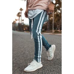 Męskie jeansy LEONARD BLUE. Niebieskie jeansy męskie Męskie jeansy LEONARD BLUE. W wyprzedaży za 119.00 zł.