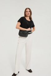 Mała torebka na ramię czarna. Czarne torebki klasyczne damskie MOODO, bez wzorów, małe, bez dodatków. Za 109.99 zł.