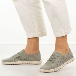 Zielone skórzane półbuty damskie Jezzi 9771. Zielone półbuty damskie Jezzi, w ażurowe wzory, z jeansu, biznesowe, z okrągłym noskiem, bez obcasa. Za 219.00 zł.