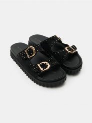 Klapki z imitacji zamszu z klamrami i ćwiekami - czarny. Czarne klapki damskie Sinsay, bez wzorów, bez obcasa. Za 49.99 zł.