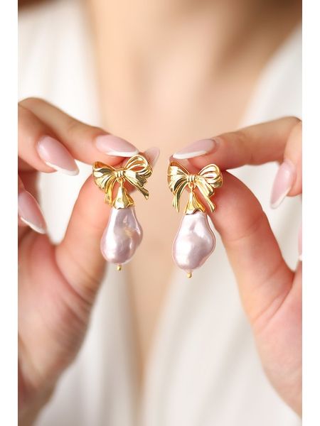 Pierres delicates Pozłacane kolczyki-wkrętki z perłami rozmiar: onesize. Niebieskie kolczyki damskie Pierres delicates, z perłą, pozłacane. Za 74.63 zł.