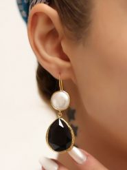 L'Atelier de Gaia Pozłacane kolczyki z perłami i kocim okiem rozmiar: onesize. Czarne kolczyki damskie L'Atelier de Gaia, z perłą, pozłacane, z zapięciem typu bigiel. Za 69.99 zł.