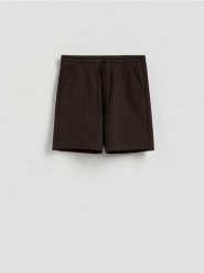 Strukturalne szorty regular fit - brązowy. Brązowe szorty męskie Reserved, bez wzorów, z bawełny. Za 99.99 zł.