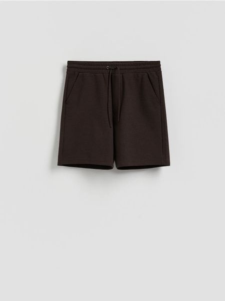 Strukturalne szorty regular fit - brązowy. Brązowe szorty męskie Reserved, bez wzorów, z bawełny. Za 99.99 zł.