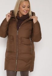Brązowa Długa Pikowana Kurtka z Nieodpinanym Kapturem Mevessia. Brązowe kurtki damskie Born2be, l, bez wzorów, z jeansu. Za 239.99 zł.