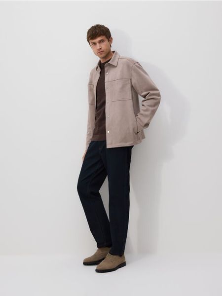 Koszula comfort z imitacji zamszu - beżowy. Brązowe koszule męskie Reserved, l, bez wzorów, bez kołnierzyka, bez ramiączek. W wyprzedaży za 99.99 zł.