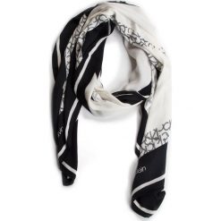 Szal CALVIN KLEIN - Geo Quilt Scarf K60K605145 001. Białe szaliki i kominy damskie CALVIN KLEIN, bez wzorów, z materiału. W wyprzedaży za 169.00 zł.