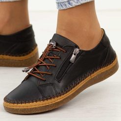 Czarne skórzane półbuty damskie T.Sokolski 8207. Czarne półbuty damskie Sokolski, bez wzorów, z jeansu, biznesowe, z okrągłym noskiem, bez obcasa, na płaskiej podeszwie. Za 319.00 zł.