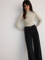 Błyszczący golf - piaskowy. Golfy damskie Reserved, l, bez wzorów, z dzianiny, bez ramiączek. W wyprzedaży za 49.99 zł.