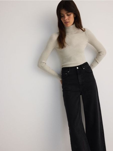 Błyszczący golf - piaskowy. Golfy damskie Reserved, l, bez wzorów, z dzianiny, bez ramiączek. W wyprzedaży za 49.99 zł.