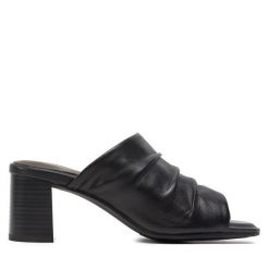 Klapki Tamaris. Czarne klapki damskie Tamaris, bez wzorów, bez obcasa. Za 329.99 zł.