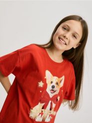 Świąteczny t-shirt - czerwony. Czerwone koszulki dziewczęce Reserved, bez wzorów, z bawełny, bez ramiączek. Za 39.99 zł.
