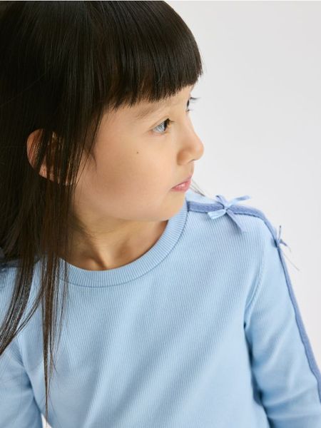 Bawełniana koszulka z lampasami - jasnoniebieski. Niebieskie koszulki dziewczęce Reserved, bez wzorów, z bawełny, bez ramiączek. Za 35.99 zł.