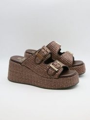 Bellucci Klapki w kolorze jasnobrązowym na koturnie rozmiar: 36. Brązowe klapki damskie Bellucci, bez wzorów, bez obcasa, na koturnie. Za 121.99 zł.