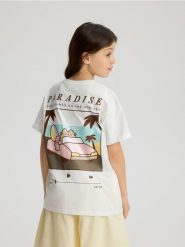 T-shirt z nadrukiem na plecach Pusheen - złamana biel. Koszulki dziewczęce Reserved, bez wzorów, z bawełny, bez ramiączek. Za 49.99 zł.