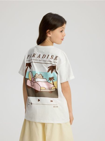 T-shirt z nadrukiem na plecach Pusheen - złamana biel. Koszulki dziewczęce Reserved, bez wzorów, z bawełny, bez ramiączek. Za 49.99 zł.