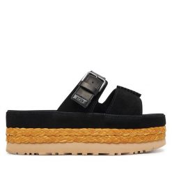 Klapki Ugg. Czarne klapki damskie Ugg, bez wzorów, bez obcasa. Za 639.99 zł.