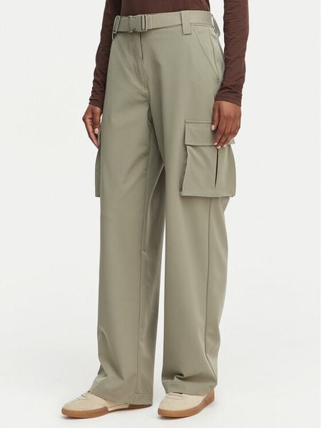 Guess Spodnie materiałowe W6GB01 W1416 Khaki Regular Fit. Brązowe spodnie materiałowe damskie Guess, z aplikacjami, z materiału. Za 388.99 zł.