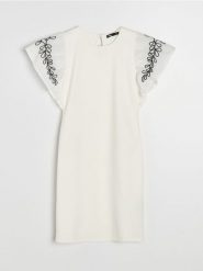 Sukienka mini z łączonych materiałów z haftem na rękawie - kremowy. Białe sukienki damskie Sinsay, l, bez wzorów, z materiału, bez kołnierzyka, bez ramiączek, mini. Za 49.99 zł.