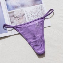 Stringi z wysokim wycięciem idealne pod obcisłe ubrania Domiziana. Zielone stringi damskie Intica, l, bez wzorów, z materiału. Za 69.00 zł.