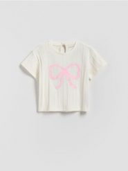 Bawełniany t-shirt z aplikacją - złamana biel. Koszulki dziewczęce Reserved, m, z aplikacjami, z bawełny, bez ramiączek. Za 35.99 zł.