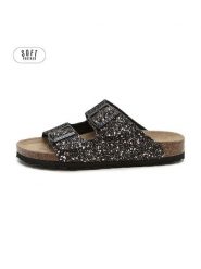 Teegu Klapki w kolorze czarnym rozmiar: 38. Czarne klapki damskie teegu, bez wzorów, bez obcasa. Za 121.99 zł.