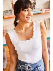 Olalook Bluzka w kolorze białym rozmiar: S/M. Białe bluzki damskie Olalook, m, bez wzorów, bez kołnierzyka, bez ramiączek. Za 52.99 zł.