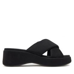 Klapki ONLY Shoes. Czarne klapki damskie ONLY Shoes, bez wzorów, bez obcasa. Za 119.99 zł.
