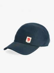 Czapka z daszkiem Fjallraven High Coast Wind Cap. Niebieskie czapki męskie Fjällräven, bez wzorów, z materiału. Za 181.49 zł.