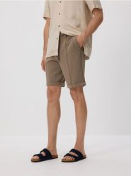 Szorty regular fit - beżowy. Brązowe szorty męskie Reserved, z bawełny, bez kołnierzyka. Za 99.99 zł.